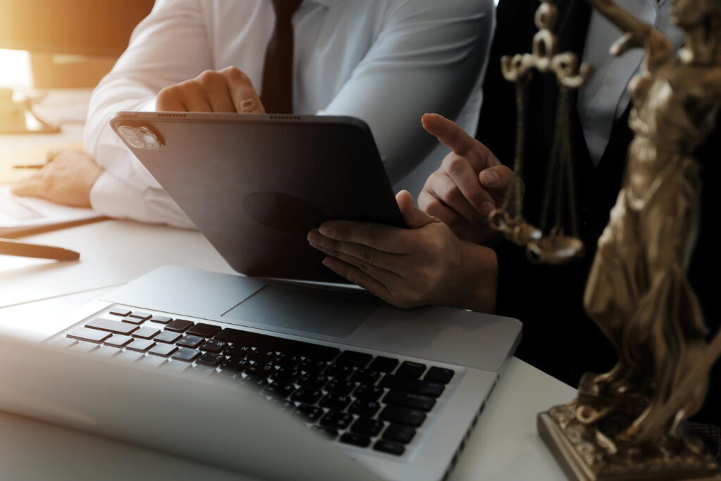Por ahora, la inteligencia artificial no está eliminando puestos de trabajo cualificados. Pero lo que sí está haciendo es reorganizar el trabajo de los profesionales juridicos más cualificados. Qué tareas pesan más, cuáles pesan menos, quién las ejecuta y cómo se supervisan. Ese es el cambio que importa. Y, a la vez, uno de los más difíciles de gestionar desde la función jurídica. La pregunta que debería recorrer la lectura completa de este informe, desde la perspectiva de la dirección jurídica o del derecho laboral, no es si la inteligencia artificial va a sustituir abogados. Esa pregunta está mal formulada y conduce a respuestas inútiles. La pregunta operativamente relevante es cómo está alterando ya la composición interna del trabajo jurídico corporativo, qué capas de actividad absorbe primero, qué consecuencias tiene eso para la formación del criterio profesional y qué exigencias nuevas de supervisión y gobernanza impone a las direcciones jurídicas que decidan integrarla de forma seria. Para entender por qué el informe merece una lectura atenta y no un titular rápido, conviene detenerse brevemente en su metodología. Lo que Anthropic propone no es una estimación genérica de cuántos empleos podría automatizar la inteligencia artificial.